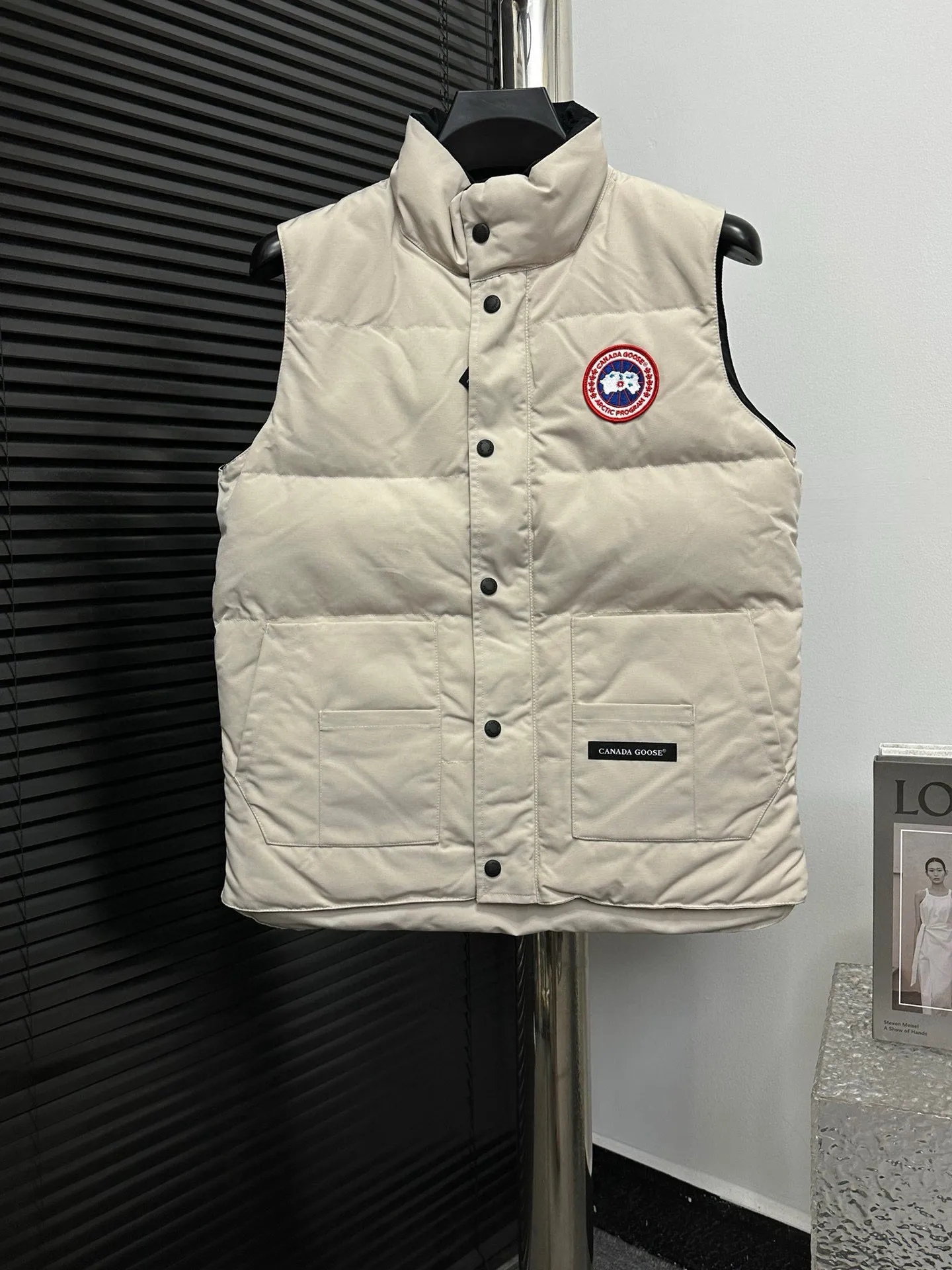 P360 [Canada Goose] Canada Goose #Freestyle Crew 4154M Men’s and Women’s Vest Down# ➖ Imported Behringer embroidery machine with customized 10,000-needle embroidery logo! ➖ Imported 21-count polyester-cotton blended original fabric, using Feather-Light 10D waterproof coating fabric, made of 84.5% polyester fiber and 15.5% cotton, 100% the best feel in the entire network! ➖ The genuine official website uses the national standard 80 white duck down, and will never be misled by false claims such as 90 down or goose down! ➖ 100% nylon nylon lining with double double-layer sealing design to prevent velvet from running away. Top-grade polar fleece is used in the collar and pockets to keep warm and comfortable! ➖ Yoshida YKK provides original custom-made electroplated sliders. YKK two-way lockable zippers are tight and smooth and will not peel off paint! ➖ 3M composite original Velcro is durable, and all accessories and hardware are disassembled and customized! ⛔No slander, no exaggeration, no need for too much copywriting, because it is focused, it is professional!  SIZE: XS S M L XL XXL